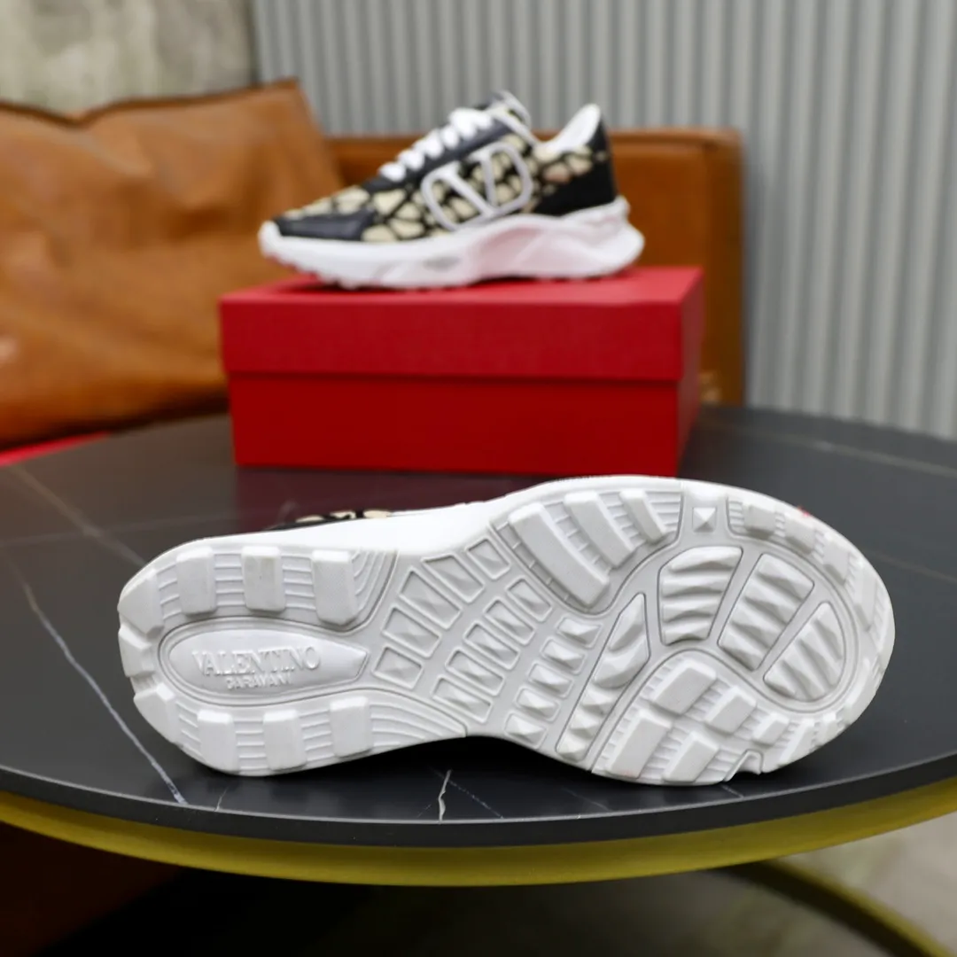 Men's shoes 💰480💰VALENTINO/Valentino 2024s men's latest low-top thick-soled sports shoes are shipped. Made with heavy industry, men's fine casual sports shoes, versatile style. Original leather, rubber lines embellished with geometric segmented uppers, hand-sewn, novel and fashionable, rubber soles with rivet details on the front and back, VALENTINO GARAVANI LOGO printed on the side, and Valentino decorative inlay on the tongue. Garavani Logo, comfortable, breathable and durable! Comes with full original packaging! Code number: 38-39-40-41-42-43-44 (45 can be customized)